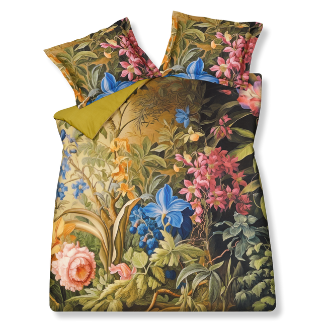MYSTIC GARDEN dekbedovertrekset | multi Mystic Garden multi dekbedovertrek heeft imposante bloemen in verschillende tinten roze en blauw, omgeven door grote bladeren en struiken. De achterkant van het dekbedovertrek is effen groen/oker
