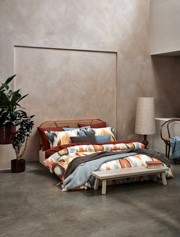 TRIBAL dekbedovertrekset | multi een bed in een rustige omgeving met een dekbedovertrek met print in oranje en blauwe kleuren