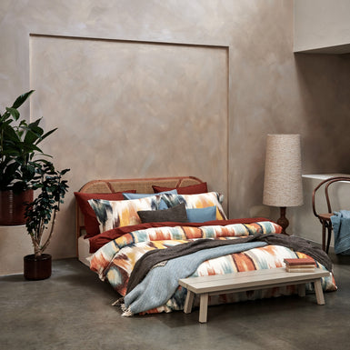 TRIBAL XL dekbedovertrekset | multi een bed in een rustige omgeving met een dekbedovertrek met print in oranje en blauwe kleuren