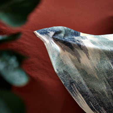 TRIBAL XL dekbedovertrekset | multi detail shot van een kussensloop in een bruin oranje kleur en een kussensloop met een blauwe print