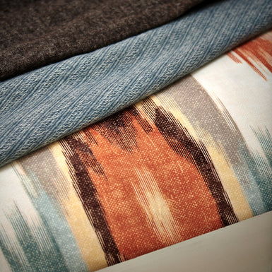 TRIBAL XL dekbedovertrekset | multi detail shot van een blauw sprei en een dekbedovertrek met print in oranje en blauwe kleuren