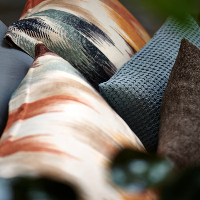 TRIBAL XL dekbedovertrekset | multi detail shot van hoofdkussens in een print met blauwe en oranje kleuren