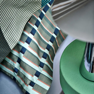 URBAN dekbedovertrekset | multi detail shot van een hoofdkussen met strepen in groene en blauwe kleuren
