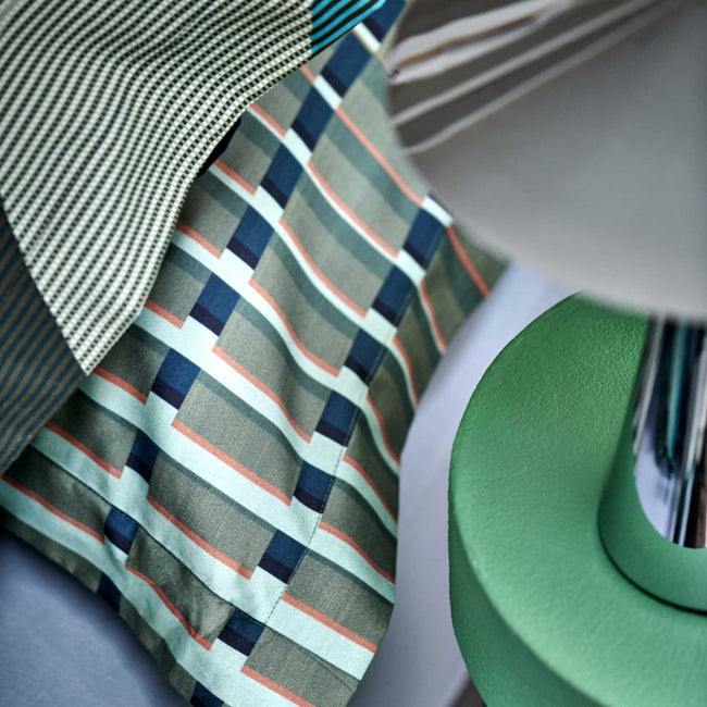 URBAN dekbedovertrekset | multi detail shot van een hoofdkussen met strepen in groene en blauwe kleuren