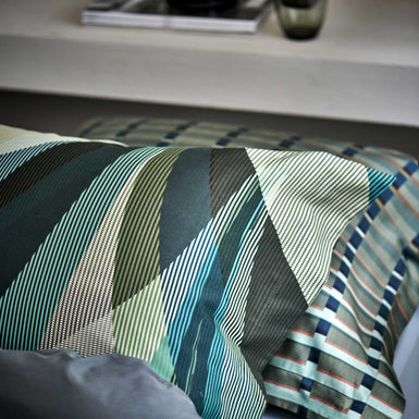 URBAN dekbedovertrekset | multi detail shot van een hoofdkussen met strepen en in groene, blauwe en beige kleuren
