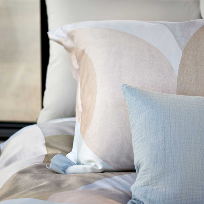 LUSH LAGOON XL dekbedovertrekset | linen Lush Lagoon linen dekbedovertrek heeft geometische vormen, waarbij strepen, rechthoeken en bogen in verschillende tinten paars, roze, oranje/beige door elkaar heen lopen. De achterkant van het dekbedovertrek is effen beige. De kussens hebben aan beide zijden een paar kleurvlakken.