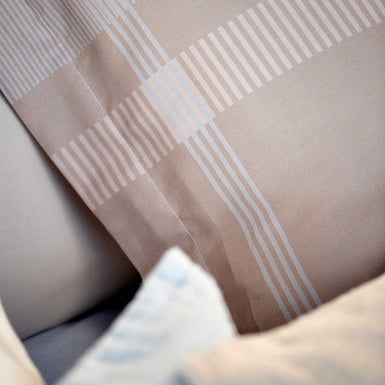 LUSH LAGOON XL dekbedovertrekset | linen Lush Lagoon linen dekbedovertrek heeft geometische vormen, waarbij strepen, rechthoeken en bogen in verschillende tinten paars, roze, oranje/beige door elkaar heen lopen. De achterkant van het dekbedovertrek is effen beige. De kussens hebben aan beide zijden een paar kleurvlakken.