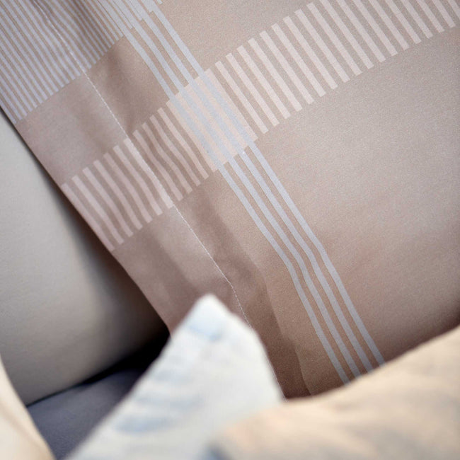 LUSH LAGOON XL dekbedovertrekset | linen Lush Lagoon linen dekbedovertrek heeft geometische vormen, waarbij strepen, rechthoeken en bogen in verschillende tinten paars, roze, oranje/beige door elkaar heen lopen. De achterkant van het dekbedovertrek is effen beige. De kussens hebben aan beide zijden een paar kleurvlakken.