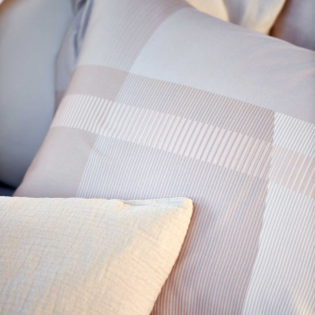 LUSH LAGOON dekbedovertrekset | linen Lush Lagoon linen dekbedovertrek heeft geometrische vormen, waarbij strepen, rechthoeken en bogen in verschillende tinten paars, roze, oranje/beige door elkaar heen lopen. De achterkant van het dekbedovertrek is effen beige. De kussens hebben aan beide zijden een paar kleurvlakken.