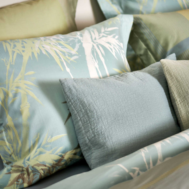 LUSH LAGOON XL dekbedovertrekset | thyme Lush Lagoon thyme dekbedovertrek heeft geometische vormen, waarbij strepen, rechthoeken en bogen in verschillende tinten groen, blauw en geel door elkaar heen lopen. De achterkant van het dekbedovertrek is effen lichtblauw. De kussens hebben aan beide zijden een paar kleurvlakken.