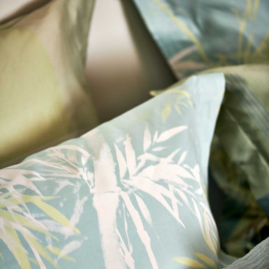 LUSH LAGOON XL dekbedovertrekset | thyme Lush Lagoon thyme dekbedovertrek heeft geometische vormen, waarbij strepen, rechthoeken en bogen in verschillende tinten groen, blauw en geel door elkaar heen lopen. De achterkant van het dekbedovertrek is effen lichtblauw. De kussens hebben aan beide zijden een paar kleurvlakken.