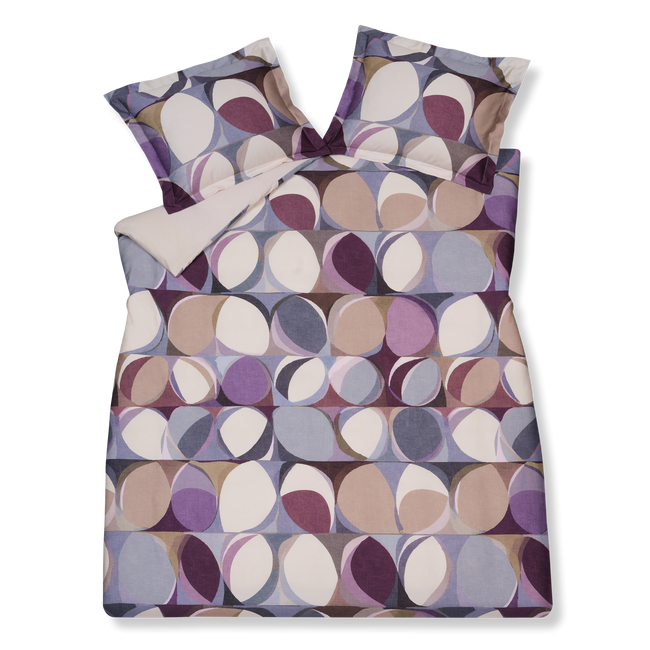 ORBIT dekbedovertrekset | moonscape Orbit moonscape dekbedovertrek heeft vlakken met ronde vormen in verschillende tinten paars en blauw, waarbij het haast op verschillende standen van de maan lijkt. De achterkant van het dekbedovertrek is effen beige. De kussens hebben aan beide kanten een aantal vlakken met een brede rand.