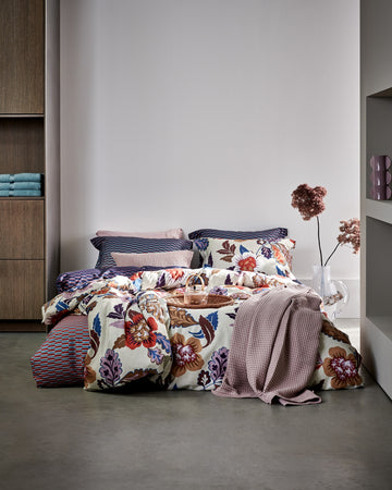 BOHEME FLOWER dekbedovertrekset | multi dekbedovertrek met grote imposante bloemen en een dekbedovertrek met een grafische print in blauwe en rode kleuren