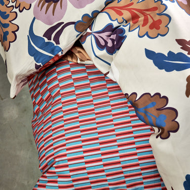 BOHEME FLOWER dekbedovertrekset | multi detail shot van een dekbedovertrek met een grafische print in rode en blauwe kleuren en een dekbedovertrek met bloemen in blauw en rode kleuren