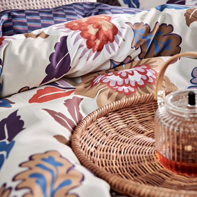 BOHEME FLOWER dekbedovertrekset | multi detail shot van een dekbedovertrek met een grafische print in rode en blauwe kleuren en een dekbedovertrek met bloemen in blauw en rode kleuren