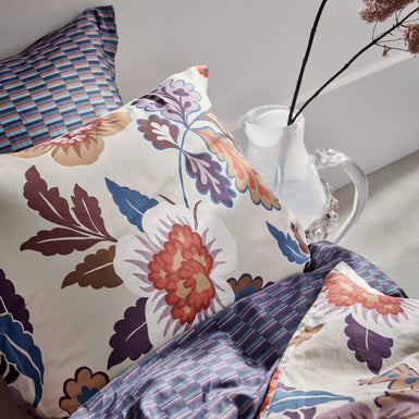 BOHEME FLOWER dekbedovertrekset | multi detail shot van een dekbedovertrek met een grafische print in rode en blauwe kleuren en een dekbedovertrek met bloemen in blauw en rode kleuren