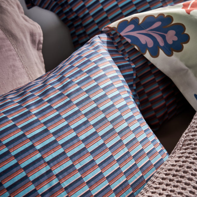 GRAPHIC dekbedovertrekset | multi detail shot van een dekbedovertrek met een grafische print in blauwe en rode kleuren