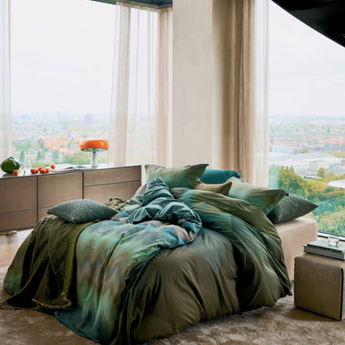 ZIGGY dekbedovertrekset | sage green Bed in een rustige omgeving met een dekbedovertrek in groene kleuren