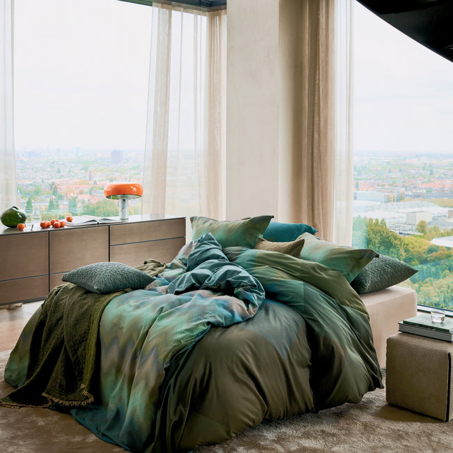 ZIGGY dekbedovertrekset | sage green Bed in een rustige omgeving met een dekbedovertrek in groene kleuren