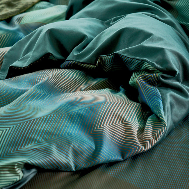 ZIGGY dekbedovertrekset | sage green detail shot van een dekbedovertrek met zigzag print in blauwe kleuren