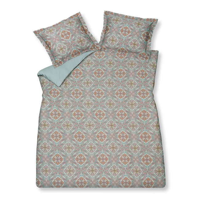 CHARM dekbedovertrekset | pearl blue Charm pearl blue dekbedovertrek heeft een verfijnd paisley patroon met ruiten waarin verschillende tinten blauw, roze, oranje en groen verwerkt zijn