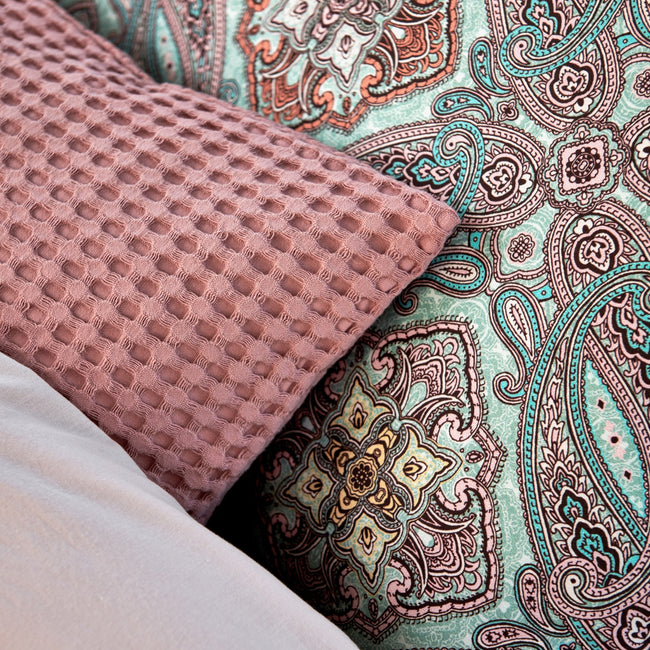 CHARM dekbedovertrekset | pearl blue detail shot van een kussen in roze en blauwe kleuren