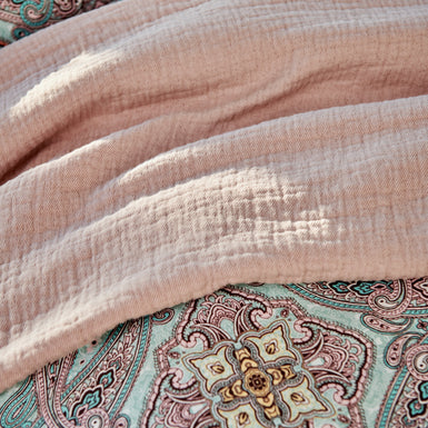 CHARM dekbedovertrekset | pearl blue detail shot van een plaid in roze kleur en een dekbedovertrek met paisley print in blauw en roze