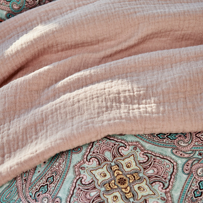 CHARM dekbedovertrekset | pearl blue detail shot van een plaid in roze kleur en een dekbedovertrek met paisley print in blauw en roze