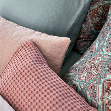 CHARM dekbedovertrekset | pearl blue detail shot van kussen in roze en blauwe tinten