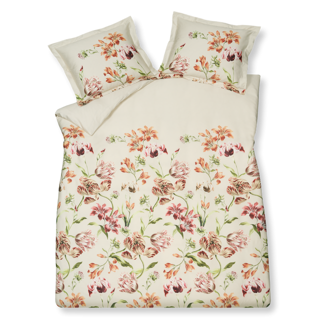 DELICIOUS dekbedovertrekset | cream tan Delicious cream tan dekbedovertrek heeft prachtige bloemen met grote verfijnde bladeren, die sierlijk lijken te wiegen op een lichte bries. De bloemen hebben tinten rood en oranje op een gebroken witte achtergrond