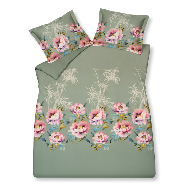 PINK PEONY dekbedovertrekset | multi Pink Peony multi dekbedovertrek heeft grote roze blomen met groene en blauwe blaadjes op een groene achter met beige bamboetakken