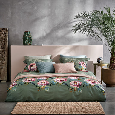 PINK PEONY dekbedovertrekset | multi detail shot van een bed met een groen dekbedovertrekset met roze bloemen in een rustige setting