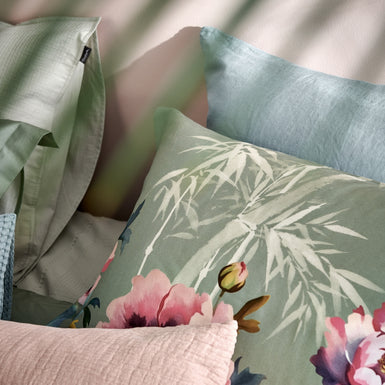 PINK PEONY dekbedovertrekset | multi detail shot van een hoofdkussen in een groene kleur met roze bloemen en bamboe takken