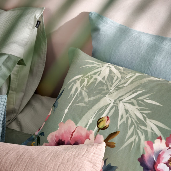 PINK PEONY dekbedovertrekset | multi detail shot van een hoofdkussen in een groene kleur met roze bloemen en bamboe takken