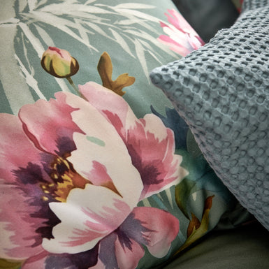 PINK PEONY dekbedovertrekset | multi detail shot van een kussen met roze bloemen en bamboe takken op een groene achtergrond