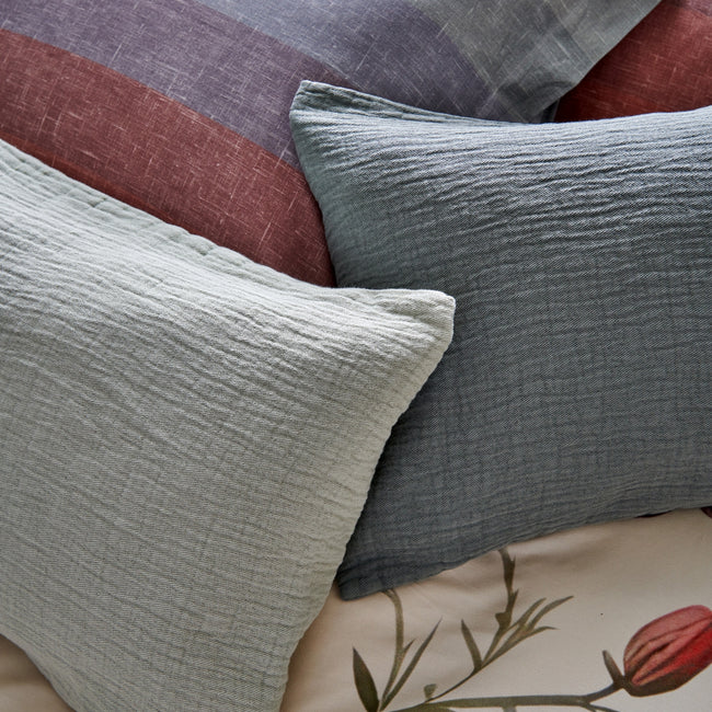 SEASIDE dekbedovertrekset | multi detail shot van blauwe kussens