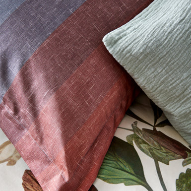 SEASIDE dekbedovertrekset | multi Detail shot van kussens met strepen en een overloop