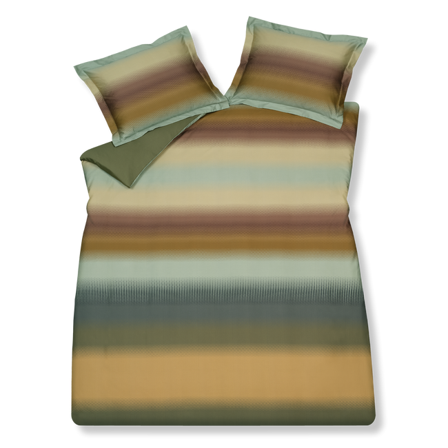 LUMINOUS dekbedovertrekset | multi Luminous multi dekbedovertrek heeft beige, groen, blauwe en bruine strepen die vloeiend in elkaar overlopen. Van een afstandje lijkt het alsof het wazige lijnen zijn, maar van dichtbij lopen de kleuren in elkaar over door een patroon kleine blokjes. De achterkant van het dekbedovertrek is effen groen. De kussens hebben aan beide zijden enkele strepen.