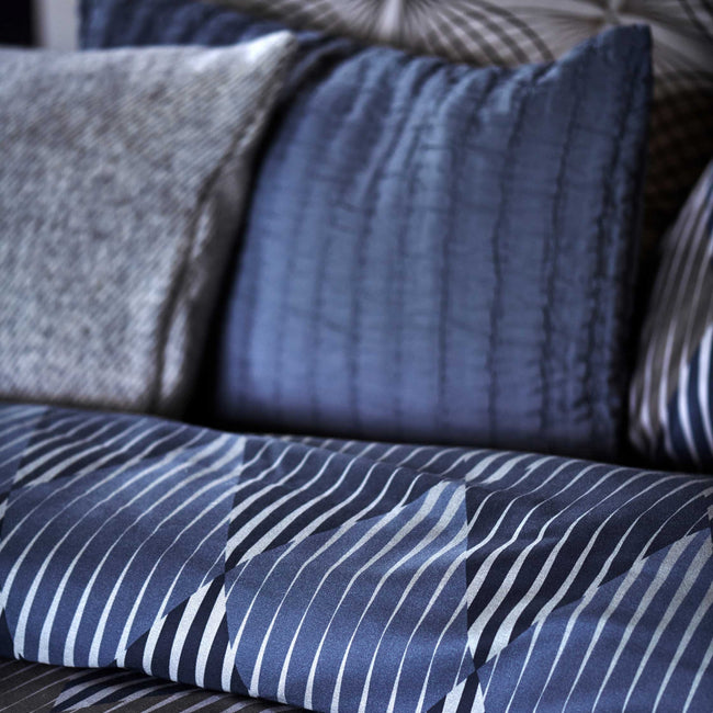 CHARGE dekbedovertrekset | oceanview detail shot van een dekbedovertrek met grafische print in grijze en donkerblauwe kleuren