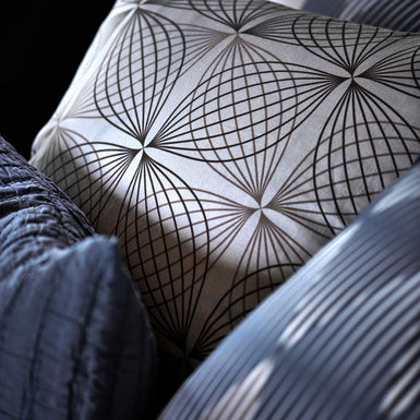 CHARGE dekbedovertrekset | oceanview detail shot van een hoofdkussen met een grafische print in grijze kleuren