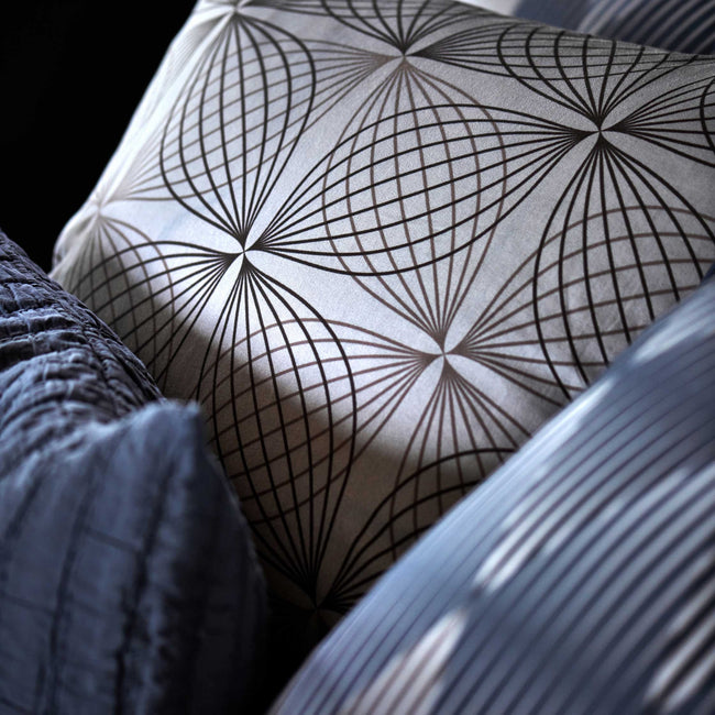 CHARGE dekbedovertrekset | oceanview detail shot van een hoofdkussen met een grafische print in grijze kleuren