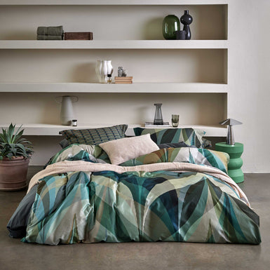 CELESTIAL dekbedovertrekset | multi een bed in een rustige omgeving met een dekbedovertrek met strepen en een print in groene en beige kleuren