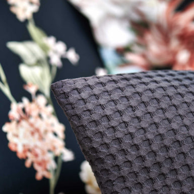 DARK MIDNIGHT dekbedovertrekset | blue ink detail shot van een sierkussen met een wafel structuur in een donkerblauwe kleur