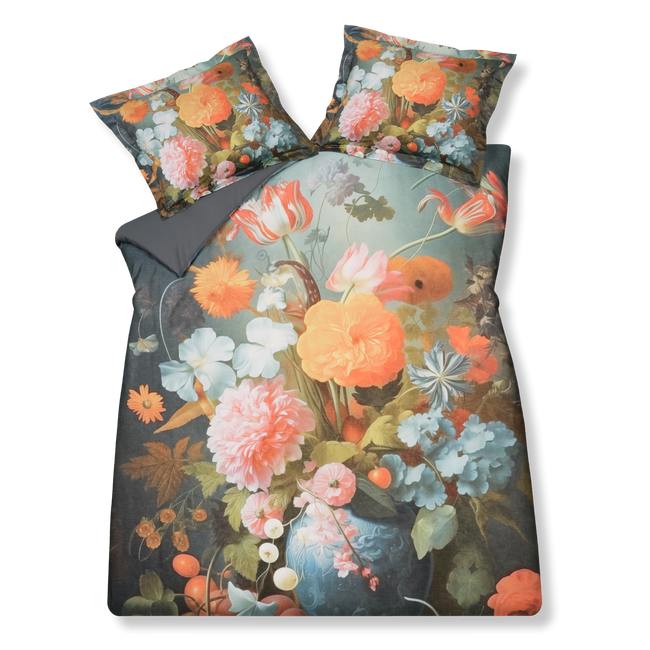 DREAMSCAPE dekbedovertrekset | multi Dreamscape multi dekbedovertrek heeft een boeket met roze en oranje bloemen tegen een blauwe achtergrond. De achterkant van het dekbedovertrek is effen donkerblauw. De kussens hebben aan beide zijden dezelfde bloemen, maar dan iets kleiner.