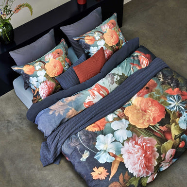 DREAMSCAPE dekbedovertrekset | multi Een topshot van een bed met een dekbedovertrek met bloemen print in oranje en blauwe kleuren