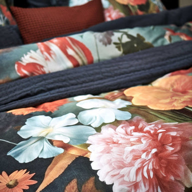 DREAMSCAPE dekbedovertrekset | multi detail shot van een dekbedovertrek met een bloemenprint in blauwe en roze tinten