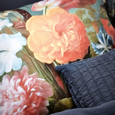 DREAMSCAPE dekbedovertrekset | multi detail shot van een hoofdkussen met een bloemenprint in oranje en roze tinten en een sierkussensloop in het blauw