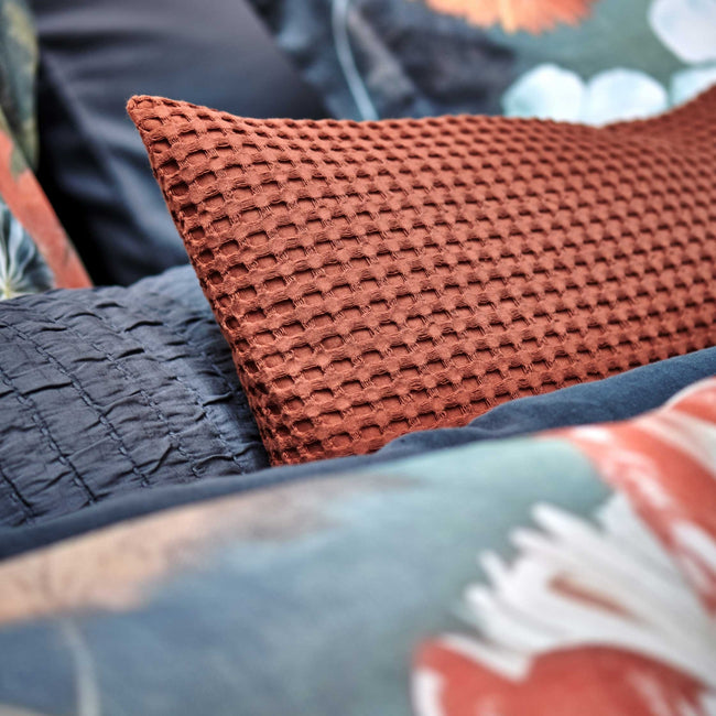 DREAMSCAPE dekbedovertrekset | multi detail shot van een kussensloop in een roest bruine/oranje kleur