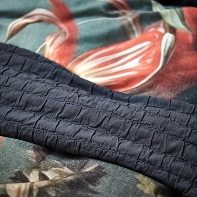 DREAMSCAPE dekbedovertrekset | multi detail shot van een sprei in een donkerblauwe kleur en een dekbedovertrek met bloemenprint