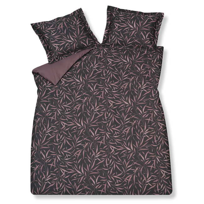 MOONLIT dekbedovertrekset | multi Moonlit multi dekbedovertrek heeft roze takjes met lange bladeren op een donkerpaarse achtergrond. De achterkant van het dekbedovertrek is effen paars. De kussens hebben aan beide zijden de bladeren en een bredere zoom.